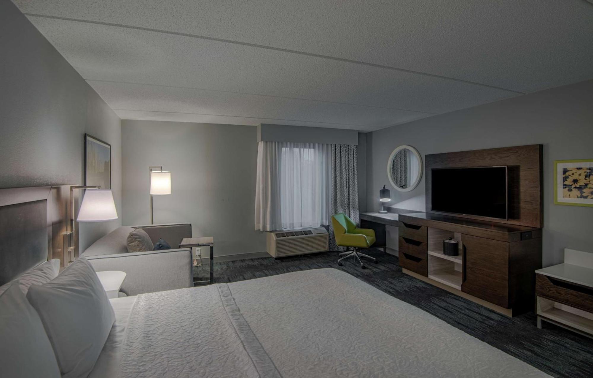 Hampton Inn Waldorf Exterior photo