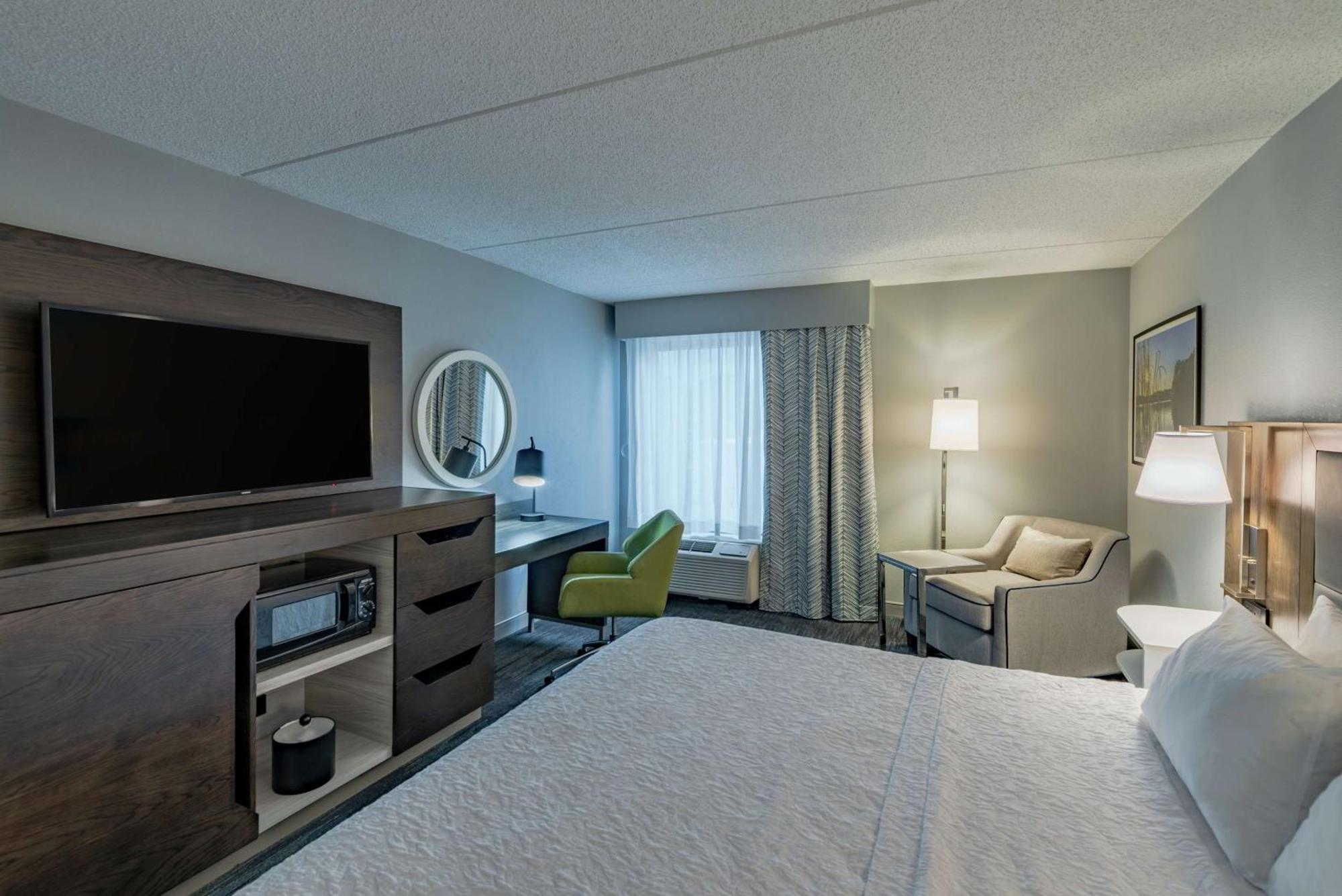Hampton Inn Waldorf Exterior photo